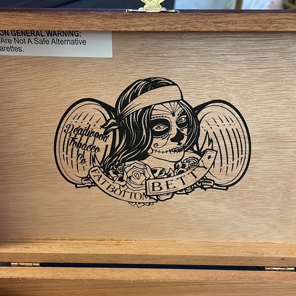 Fat Bottom Betty - Deadwood Tobacco Co. Wood Cigar Box with Metal Latch - Picture 3 of 8